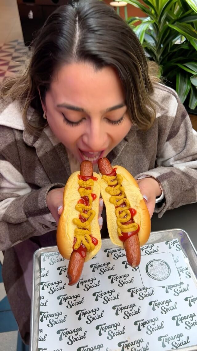 The only thing better than enjoying 1 HOT PUP is enjoying 2 HOT PUPS from @TailOThePup!? 🌭🌭 Find Tail O The Pup along with a variety of other options inside of the one and only #TopangaSocial! 😮‍💨 See you soon! 😉🙌