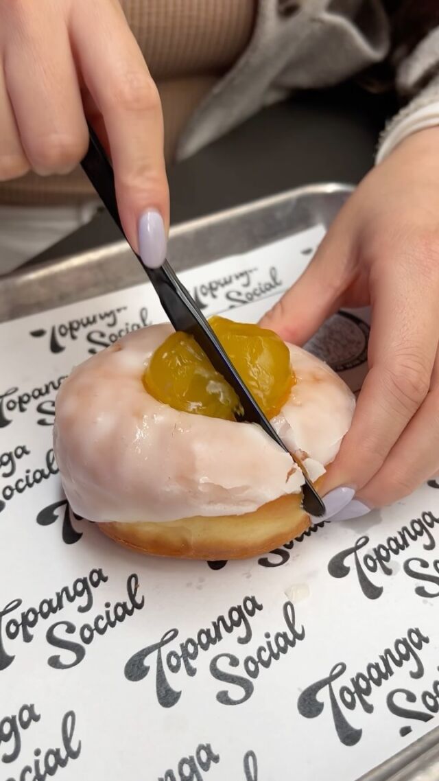 Donut let your week start without treating yourself to a LEMON FILLED DONUT from @PrimosDonutsLA! 🍋🍩😍 Find Primo’s Donuts along with a variety of other options inside of the one and only #TopangaSocial! 😮‍💨