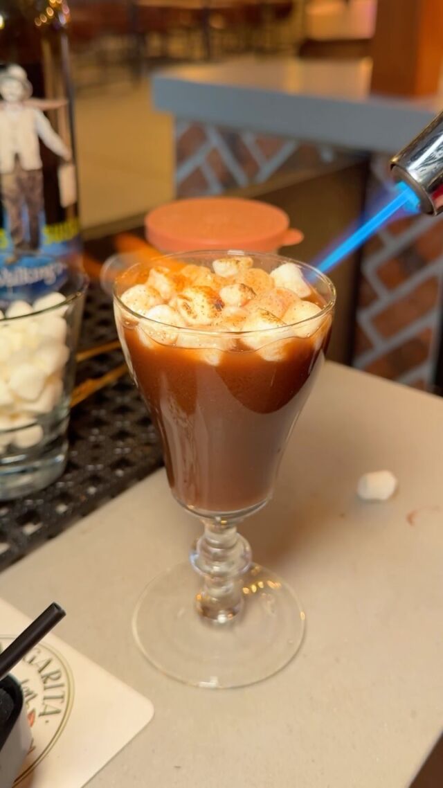 What better way to celebrate the holidays than with a SPIKED HOT CHOCOLATE⁉️🎄🍫🍹 Who’s planning to pick one up at the Margarita Garden Bar this weekend!? 🙌 Don’t forget to check out the variety of other options inside of the one and only #TopangaSocial! 😮‍💨 See you soon! 😉🙌