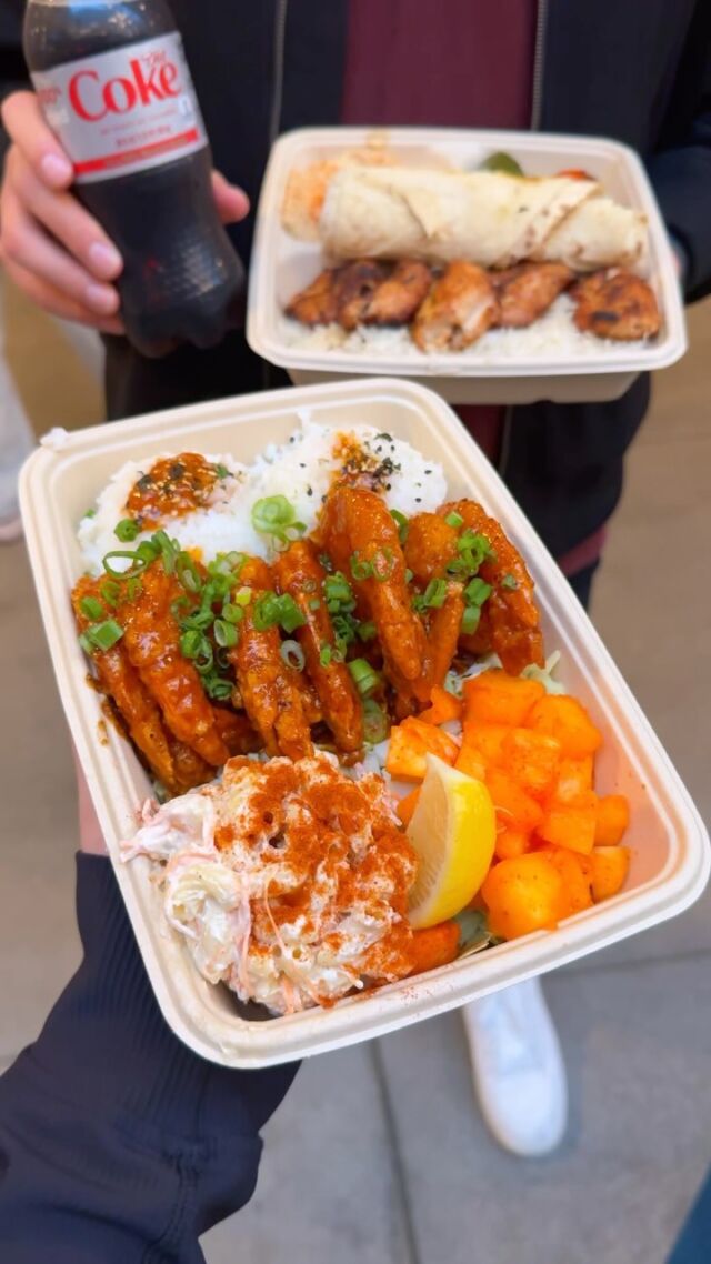 Your lunch break just got a whole lot better thanks to the $15 LUNCH CRUNCH SPECIALS available at @EatPlayTopangaSocial‼️😏 Who’s picking up the LUNCH CRUNCH from @EatShrimpDaddy this week!? 🍤🤤 Lunch Crunch is available Monday-Friday from Open-4PM at Topanga Social! 🙌 Find Shrimp Daddy along with a variety of other options next time you stop by the one and only #TopangaSocial! 😮‍💨 See you soon! 😉🙌