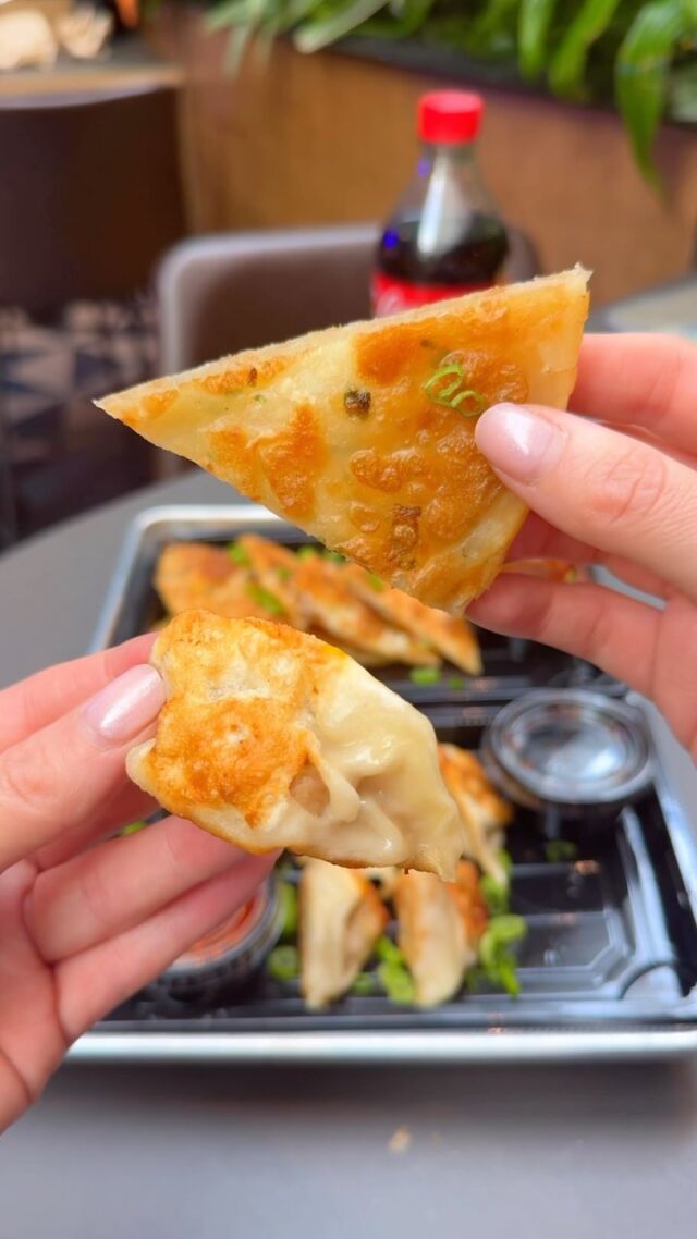 What better way to end the week than with @EatDumplingMonster’s $15 LUNCH CRUNCH SPECIAL available only at @EatPlayTopangaSocial‼️🥟😏 Who’s planning to stop by during their lunch break today!? 🤤 Lunch Crunch is available Monday-Friday from Open-4PM at Topanga Social! 🙌 Find Dumpling Monster along with a variety of other options next time you stop by the one and only #TopangaSocial! 😮‍💨 See you soon! 😉🙌