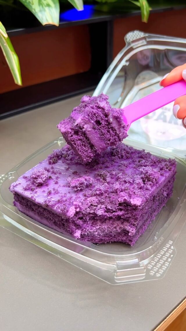 Who’s ready to fall in love with @MyBSweet’s UBE LOVE CAKE this weekend!?💜🍰🤤 Find B Sweet Dessert Bar along with a variety of other options inside of the one and only #TopangaSociall! 😮‍💨