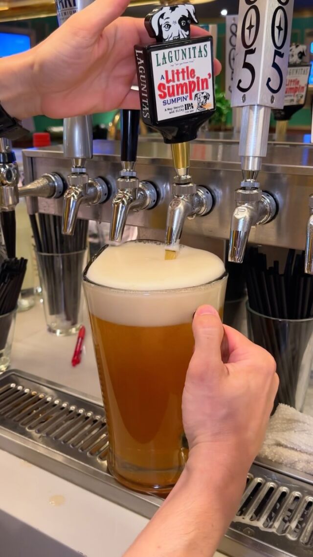 We can’t think of a better way prep for the big game than a pitcher of beer from @RockAndReillys‼️🏈😏🍺 Also don’t forget to check out the variety of other options inside of the one and only #TopangaSocial! 😮‍💨 See you soon! 😉🙌