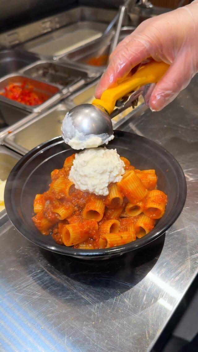 It’s a Rigatoni Bolognese kind of day don’t you think! 😉🍝 Who’s planning to order their favorite pasta this week⁉️ Find Pasta Bar along with a variety of other options inside of the one and only #TopangaSocial! 😮‍💨🙌 See you soon! 😉🙌