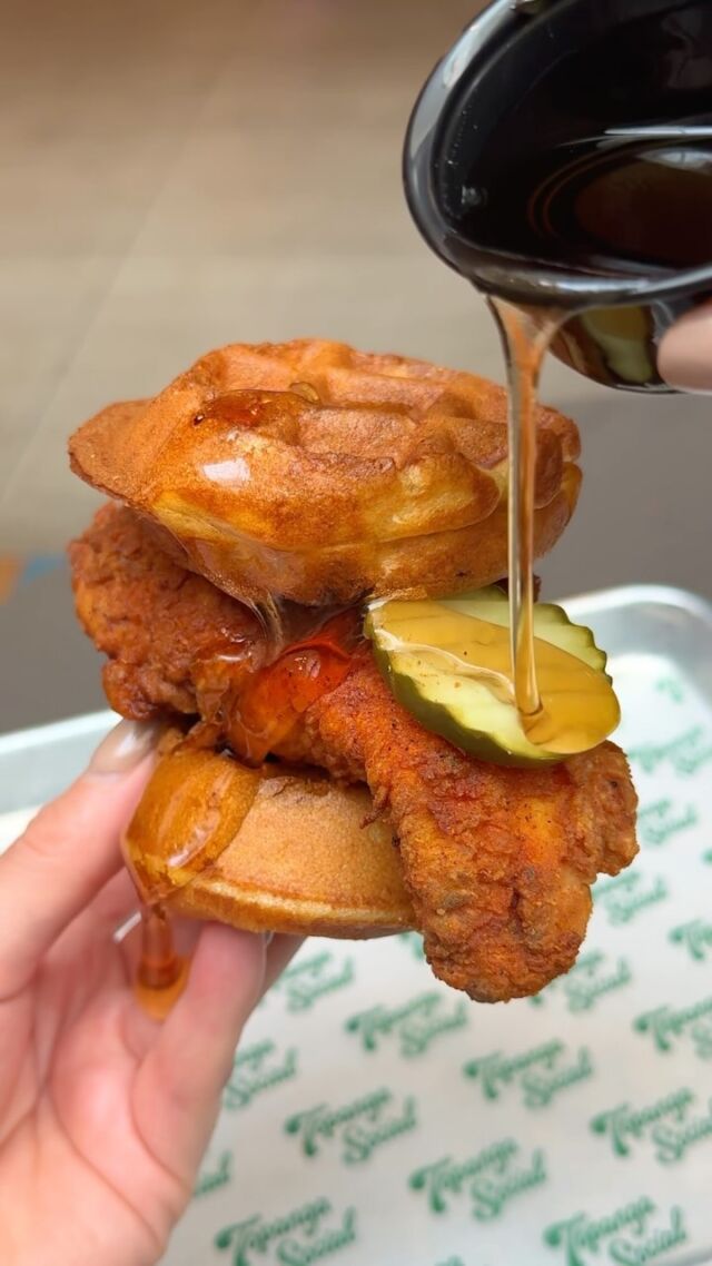The weekend calls for a little CHICKEN AND WAFFLE action from @JayBirdsChicken! 🥵🔥 Find Jay Bird’s along with a variety of other options inside of the one and only #TopangaSocial! 😮‍💨 See you soon! 😉🙌